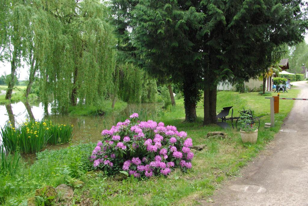 Camping Smile & Braudieres Mezieres-sous-Lavardin Exterior photo